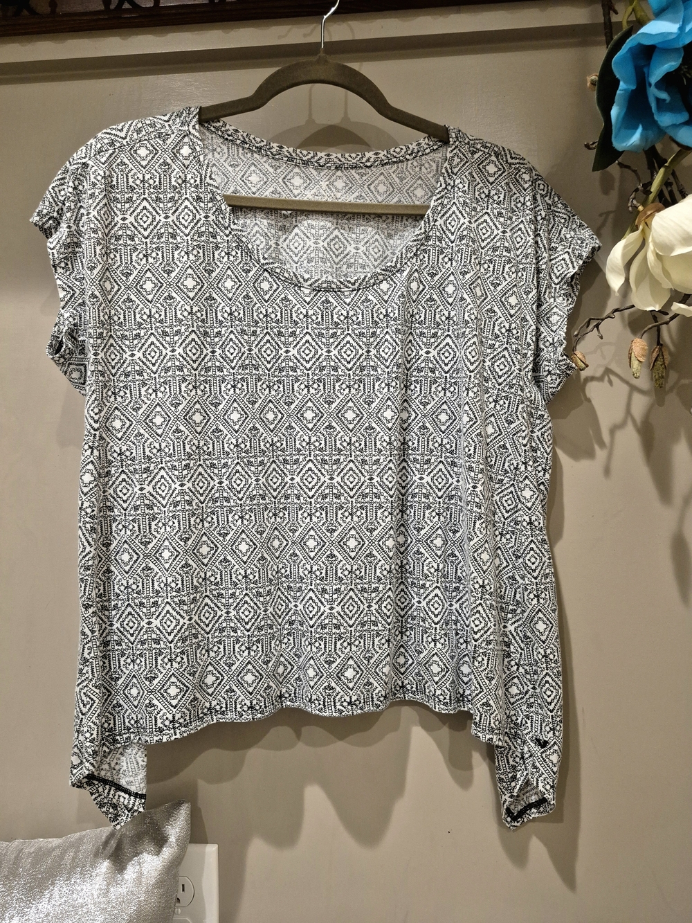 EUC American Eagle Outfitters Geometric Scoop Neck Flowy A-line - White & Black